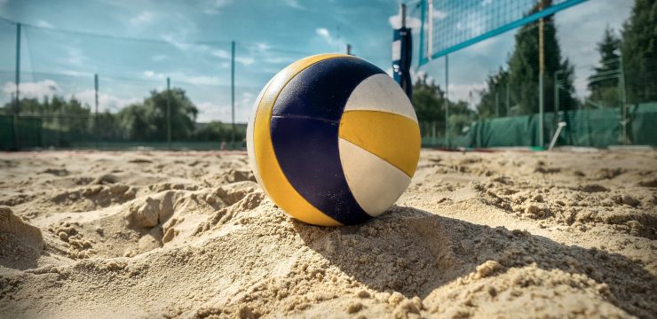 Beach,Volleyball.,Game,Ball,Under,Sunlight,And,Blue,Sky.